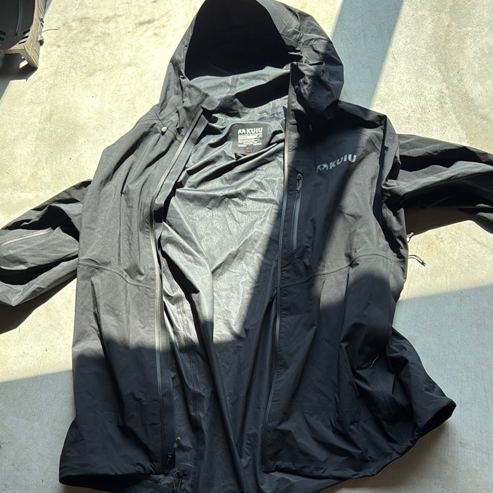 KUIU Men's Dark Gray Raincoat